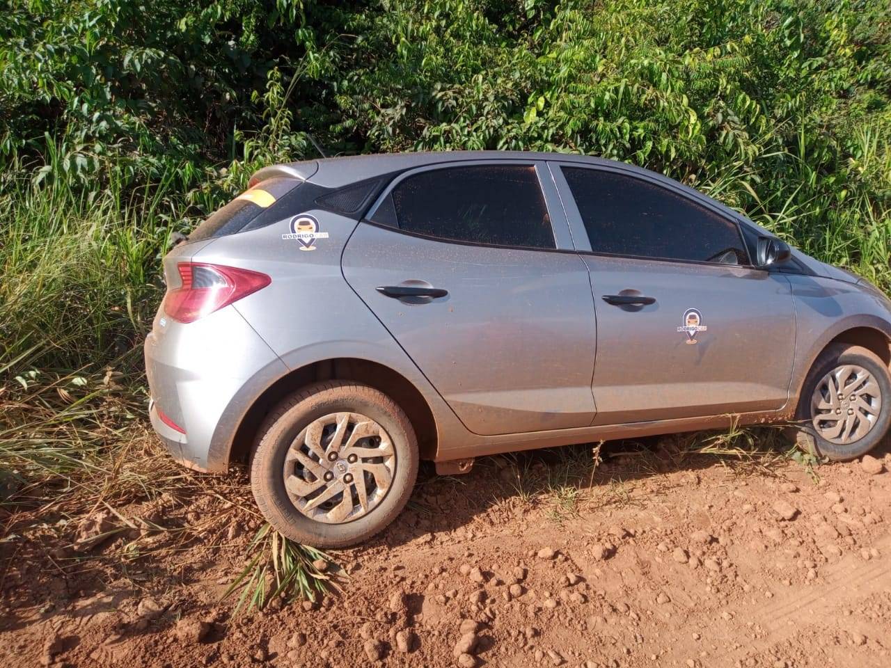 VEJA VÍDEO: armado com duas facas, ladrão amarra motorista de aplicativo e foge com carro; veículo foi recuperado