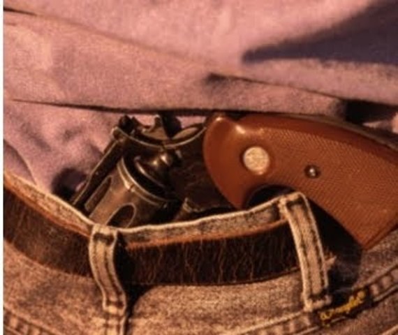 Ligação anônima leva a prisão de homem armado no centro da cidade
