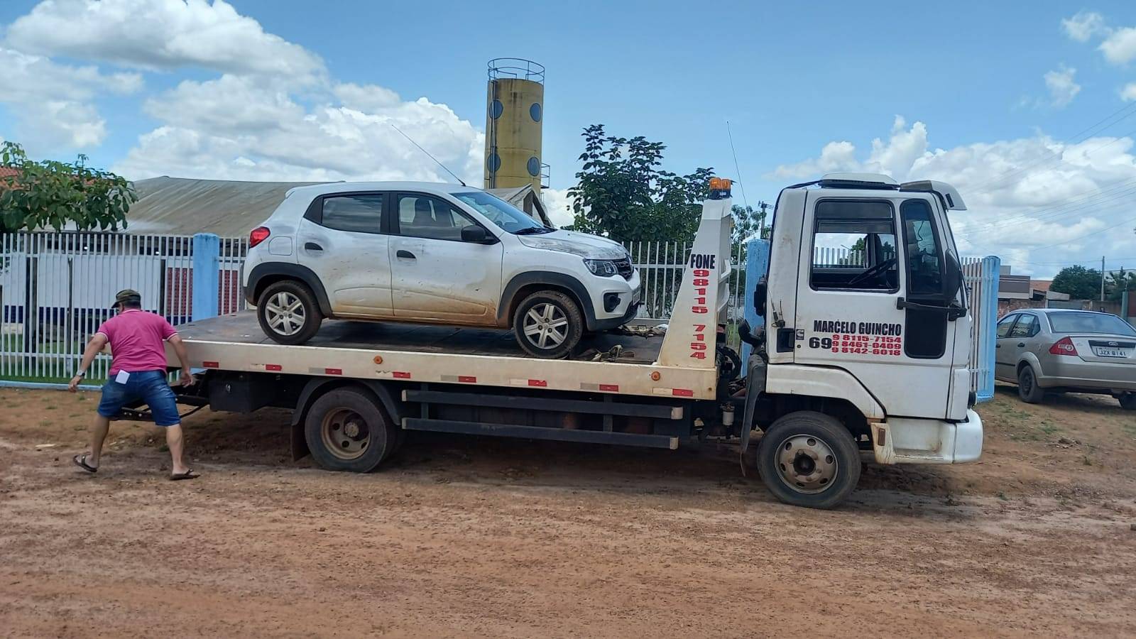 Ladrão invade posto de saúde, furta chave e foge com carro da prefeitura; câmeras em casa próxima mostram ação do marginal