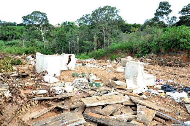 Morador denuncia animais mortos e vivos descartados em bairro onde lixão improvisado desafia autoridades, em Vilhena