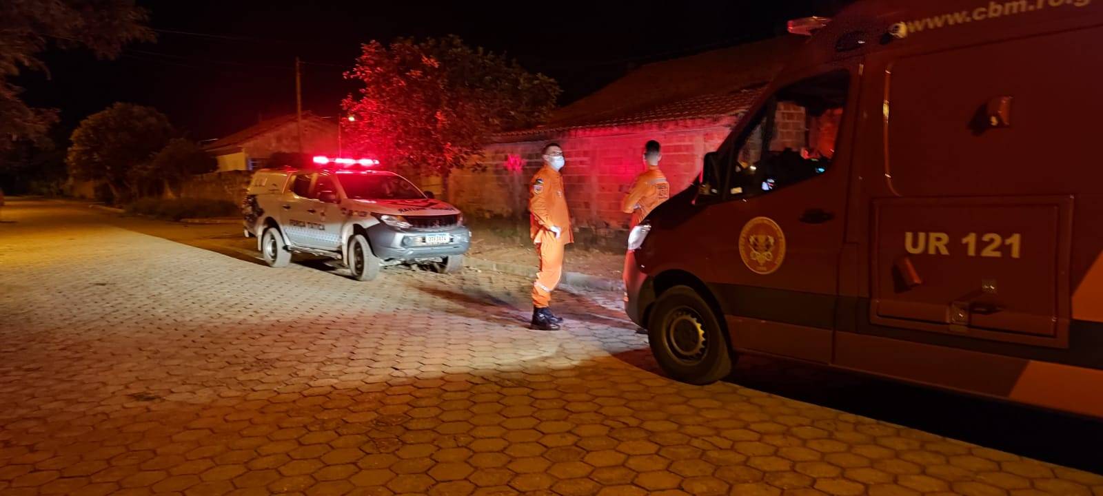 Discussão entre irmãos termina com um deles esfaqueado no peito e socorrido em estado gravíssimo