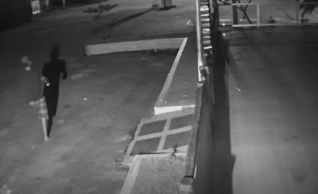 ASSISTA VÍDEO: ladrões arrombam portão e fogem levando barco de 5 metros de empresário vilhenense de 85 anos