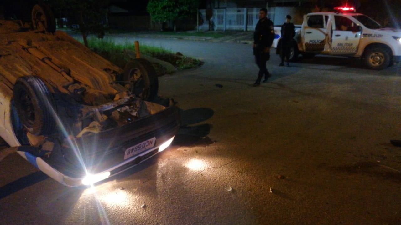 Polícia Militar é acionada e retira de avenida carro capotado e abandonado no local pelo motorista, em Vilhena
