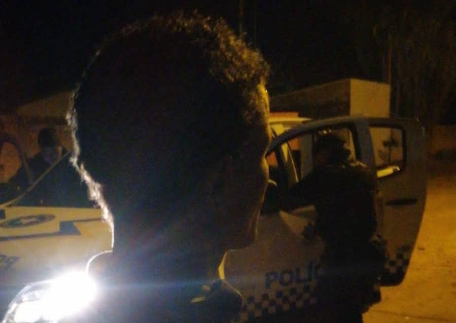 Homem de 38 anos com mandado de prisão por roubo tenta dar nome falso, mas é reconhecido por tatuagens e acaba preso