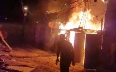 Aparentemente surtado, homem de 34 anos incendeia casa, avança com faca contra policial, leva tiro no pé e acaba preso