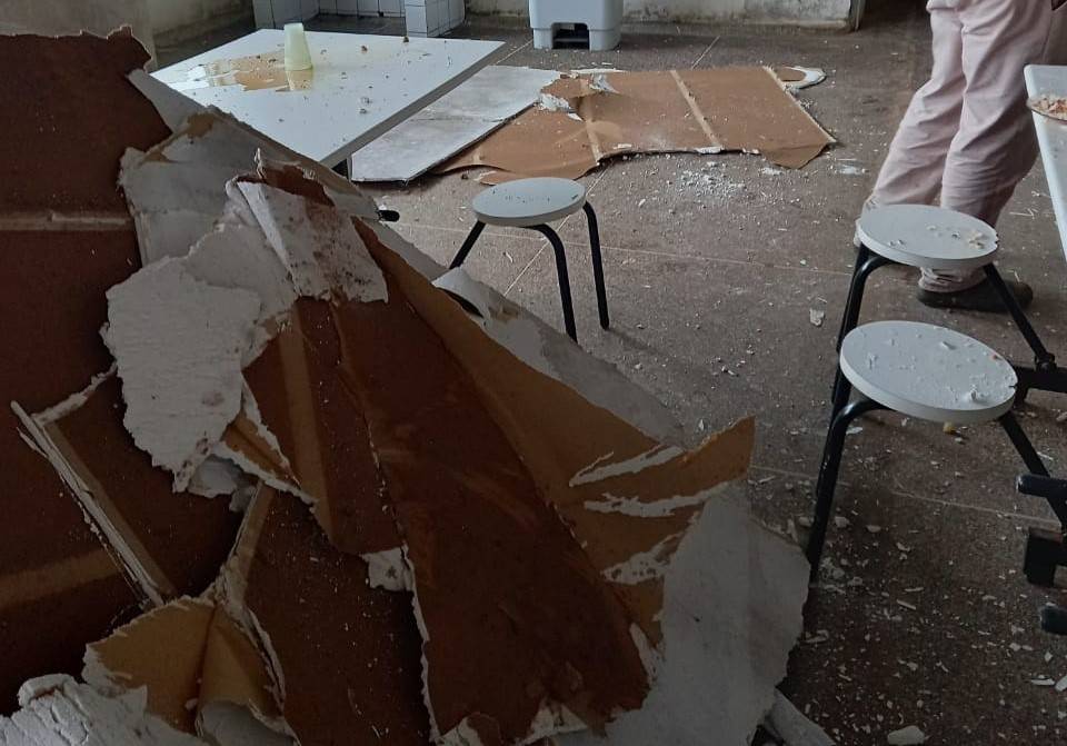 ASSISTA VÍDEO: forro de gesso desaba em cozinha do Hospital Regional de Vilhena e mobiliza engenheiros da prefeitura