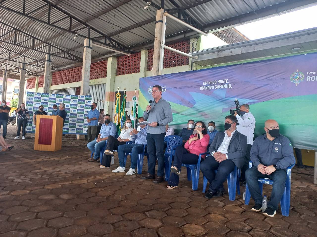 Governador de Rondônia faz discurso em Cerejeiras, é aplaudido, se emociona e fala da vida pessoal: “fiquei órfão cedo na vida”