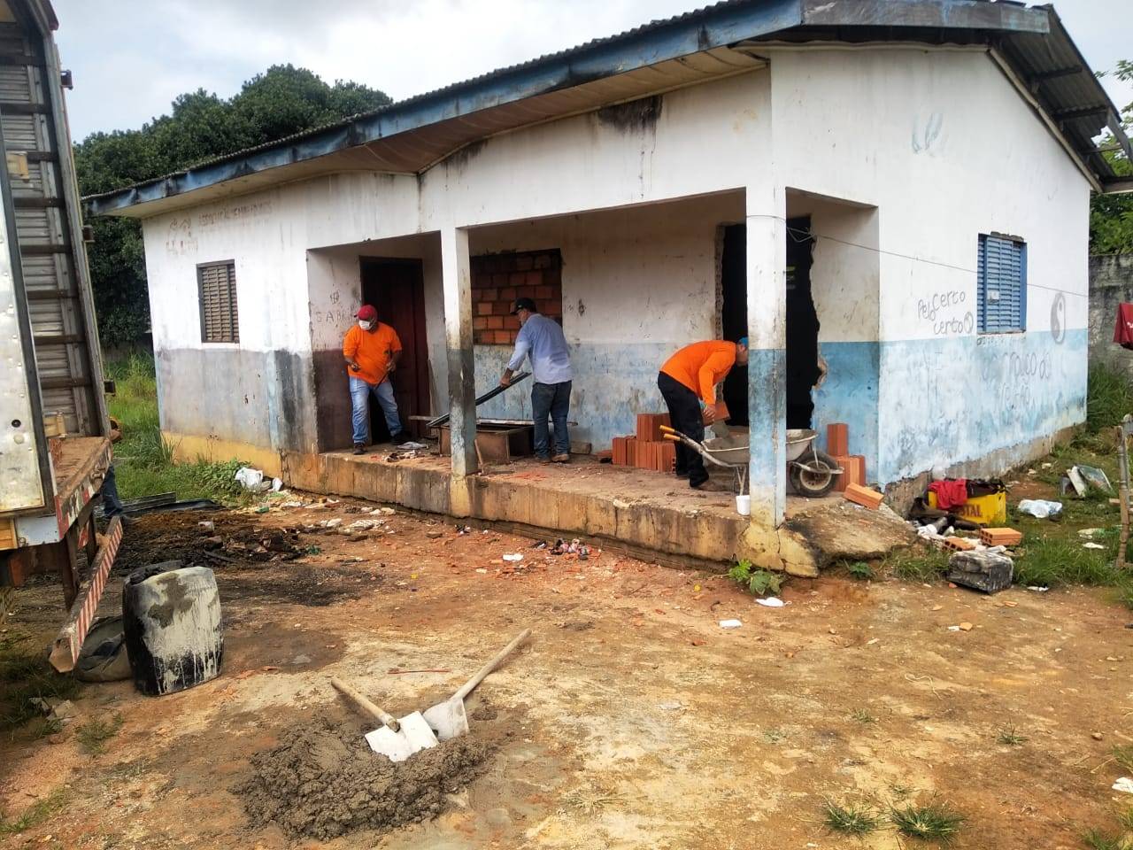 Polícia e servidores da prefeitura fecham casa usada por dependentes químicos que já foi palco de assassinato recente em Vilhena