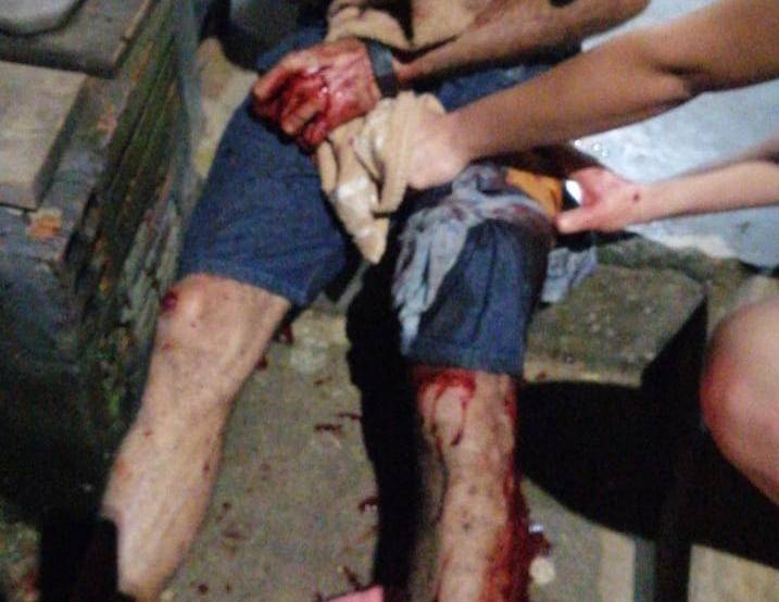 Inconformado com namoro da ex, rapaz de 23 anos esfaqueia dois e escapa da polícia pulando muros e invadindo casas