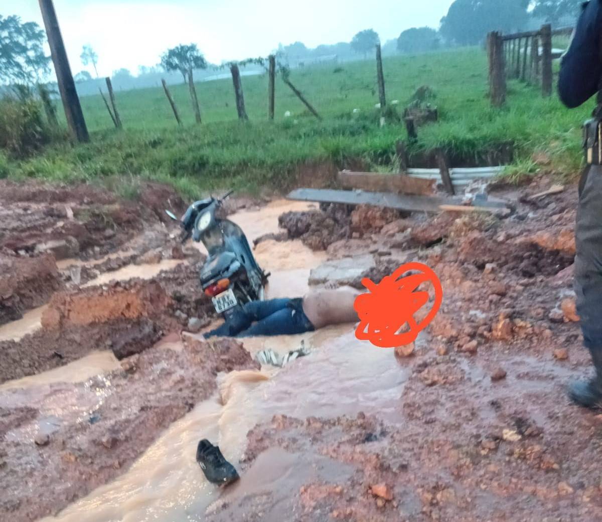 Corpo de jovem é encontrado ao lado de motoneta em Vilhena; vítima pode ter morrido afogada por enxurrada após queda