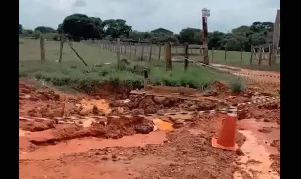 ASSISTA: viraliza vídeo gravado por moradora em bairro onde rapaz de 22 morreu após cair de moto em valeta