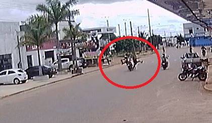 ASSISTA VÍDEO: câmeras flagram momento que moto de entregador atinge bicicleta em avenida movimentada