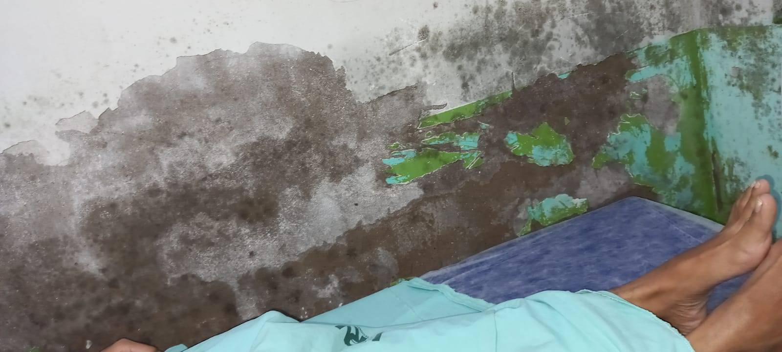 ASSISTA: viraliza vídeo mostrando paciente sendo atendida em posto de saúde tomado por infiltrações, mofo e goteiras