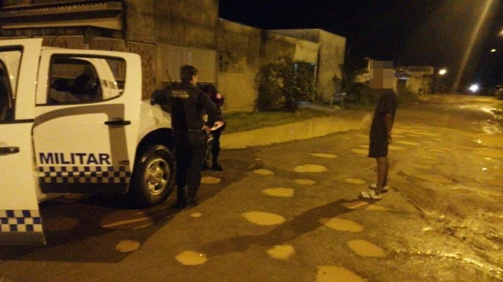 Mesmo com medida protetiva, homem inferniza a vida de ex-mulher e acaba preso perto da casa dela