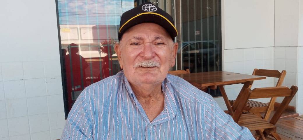 Aos 82 anos, primeiro taxista de Vilhena continua em atividade: “não rende muito, mas complementa aposentadoria”