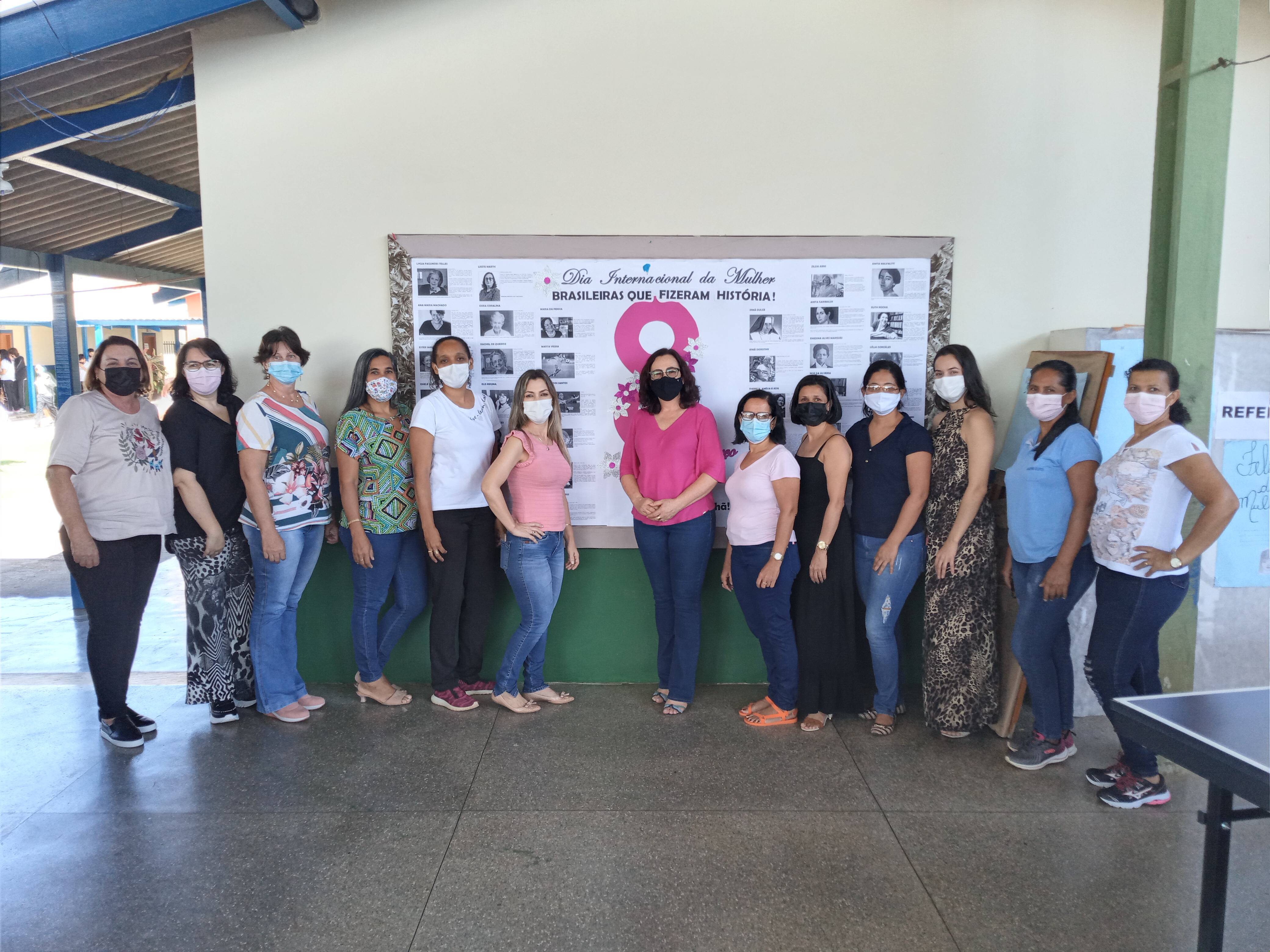 Em visita a escola, prefeita de Cerejeiras agradece homenagem, fala do tratamento de saúde e comenta participação feminina na política