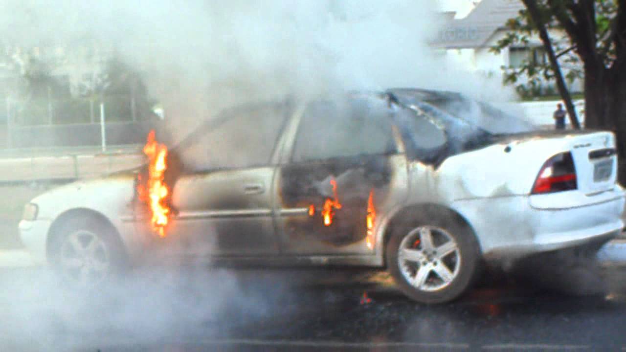 Carro pertencente a homem que tentou matar servidora pública a facadas em Vilhena é incendiado no meio da rua