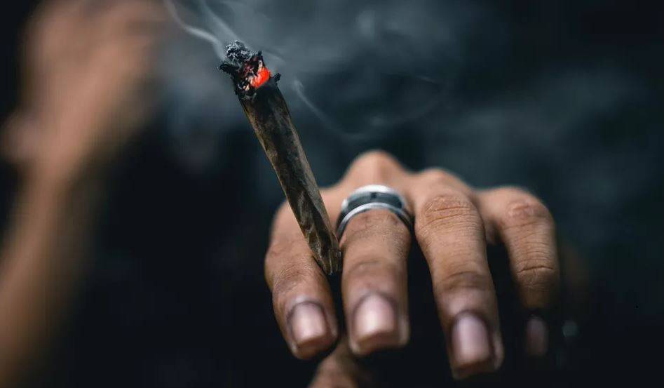Estudante de 13 anos é flagrado com cigarro de maconha dentro de colégio militar em Vilhena e polícia é acionada