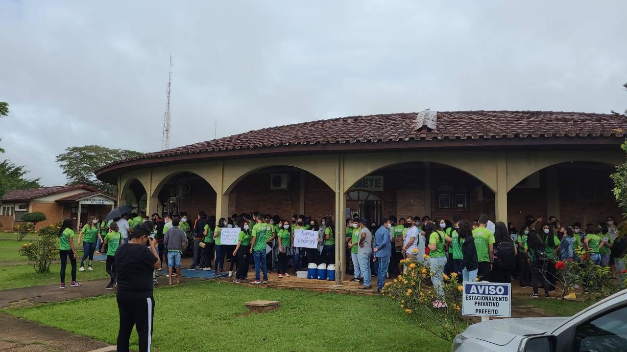 Sem transporte escolar, alunos do IFRO em Vilhena protestam e pressionam prefeito e vereadores por solução