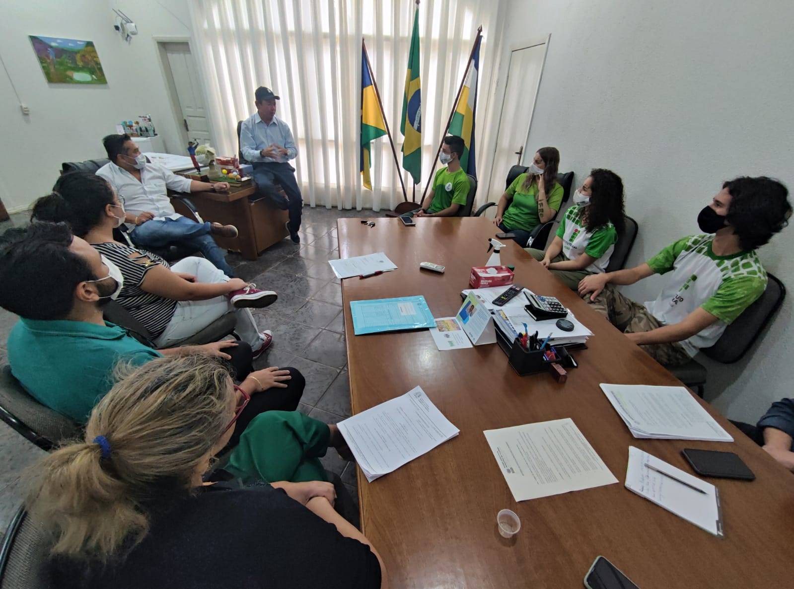 VEJA VÍDEO E DOCUMENTOS: prefeito ameaça revogar concessão se empresa não voltar a transportar alunos do IFRO em Vilhena