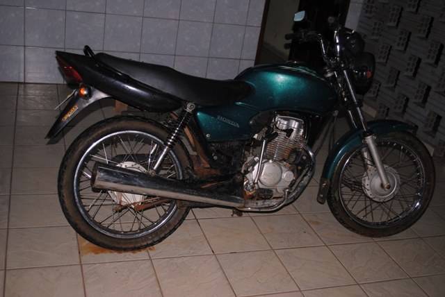 Polícia “aperta” e homem apresenta moto roubada em Pimenta Bueno