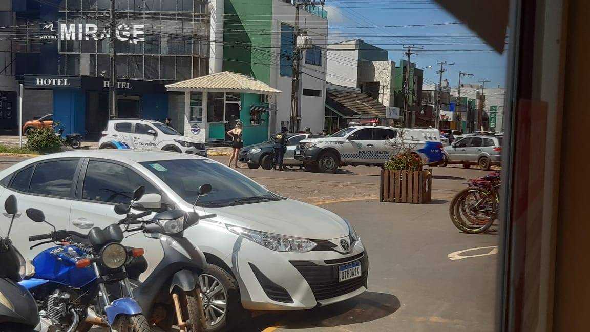 ASSISTA: viraliza vídeo mostrando mulher seminua e homem completamente bêbado no centro de Vilhena; deu polícia