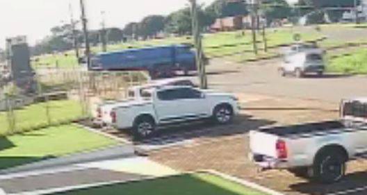 VÍDEO: um dia após morte de comerciária de 33 anos atingida por caminhão, imagens mostram detalhes da fatalidade