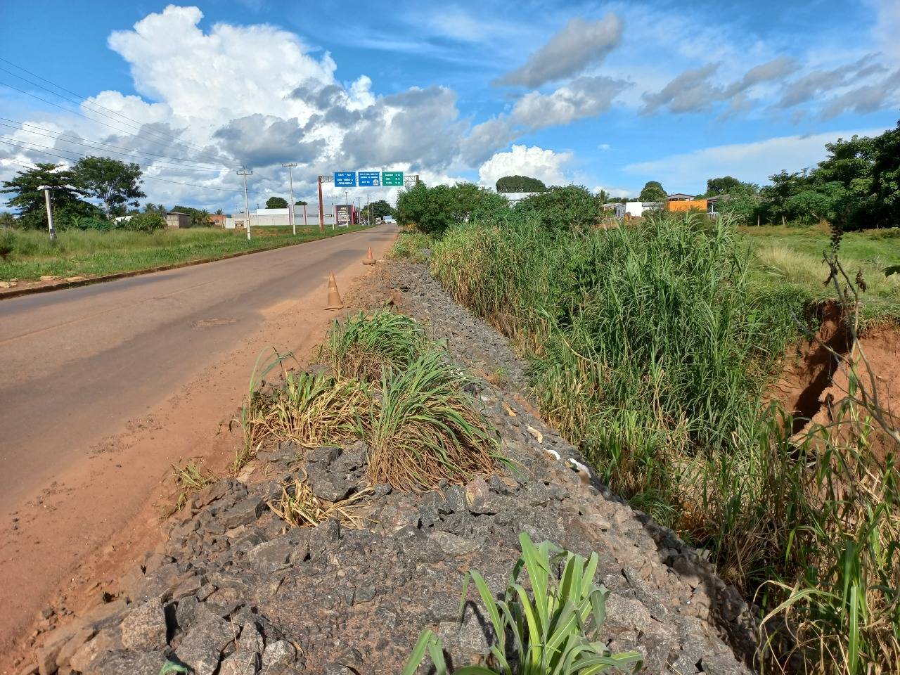 Cratera ameaça “engolir” a pista na BR-435 na saída da cidade e piora com últimas chuvas em Cerejeiras