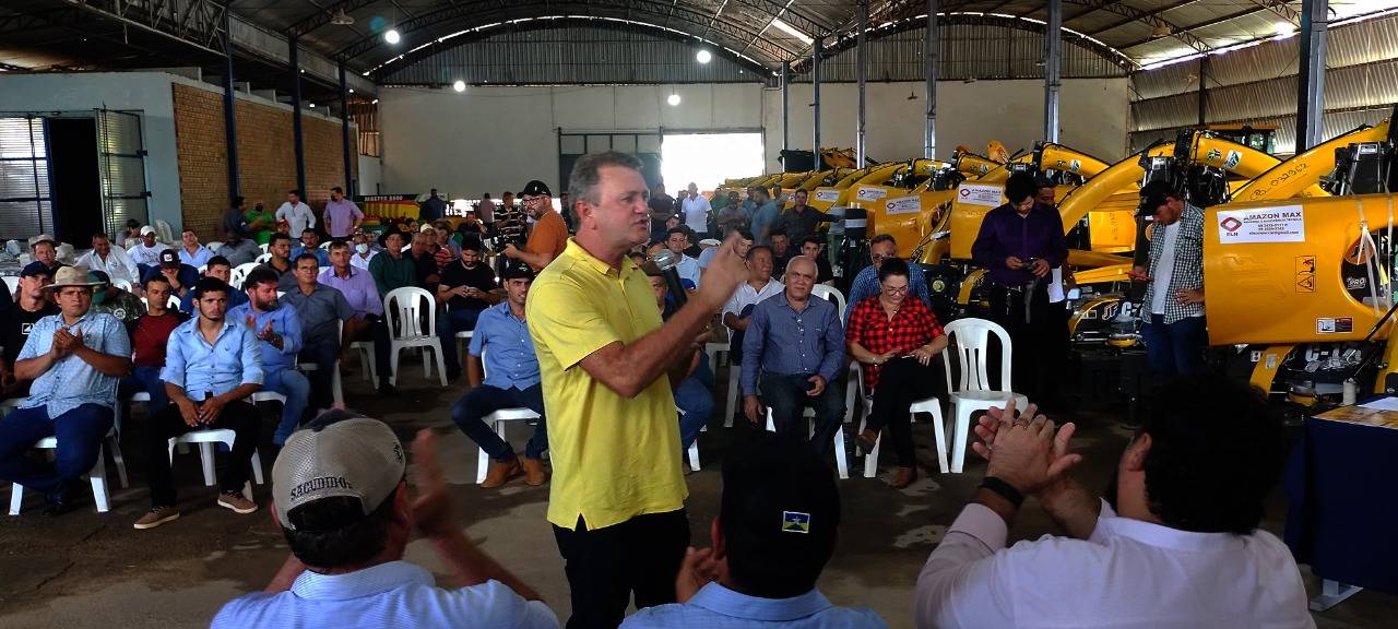 Em Ji-Paraná, Luizinho Goebel participa da entrega de equipamentos agrícolas e tratores que vão beneficiar municípios