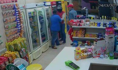 ASSISTA VÍDEO: ladrões armados com faca e pistola invadem distribuidora de bebidas, ameaçam vítimas e fogem levando até motocicleta