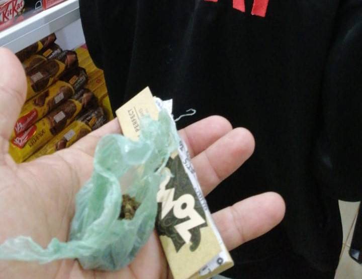 Mulher entra em conveniência assaltada para comprar “papel de enrolar maconha” e acaba detida com droga