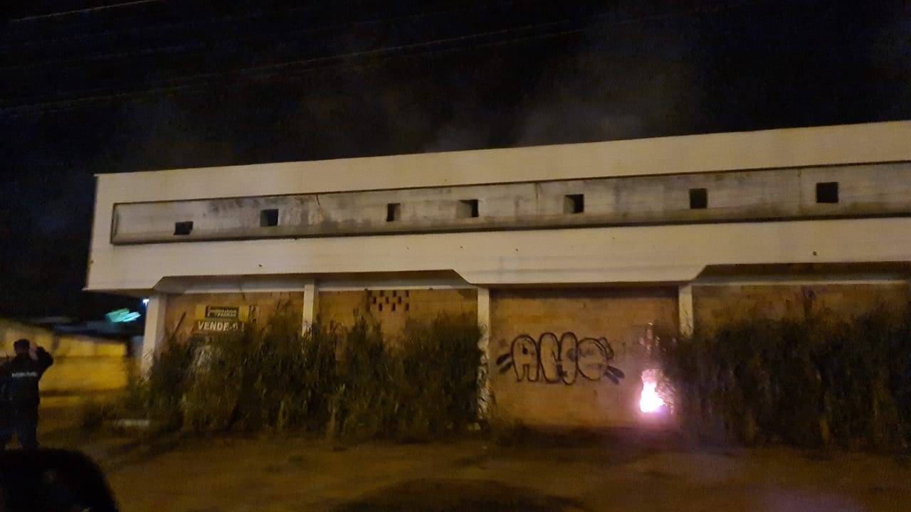 VÍDEO: Usuário de drogas queimando fios elétricos em prédio abandonado de antiga concessionária de veículos mobiliza Bombeiros