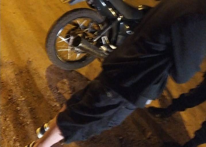 Após fuga alucinada, motociclista sem CNH reage a abordagem da Polícia Militar, mas acaba preso