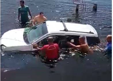 ASSISTA VÍDEO: carro de servidor público despenca dentro do rio Guaporé, em Pimenteiras do Oeste, e é resgatado