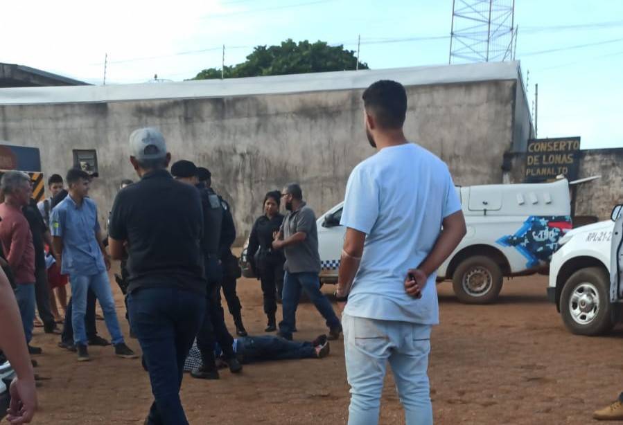 Usando pistola “fake” e faca de cozinha, ladrão tenta assaltar caminhoneiro em posto e acaba dominado por outros motoristas