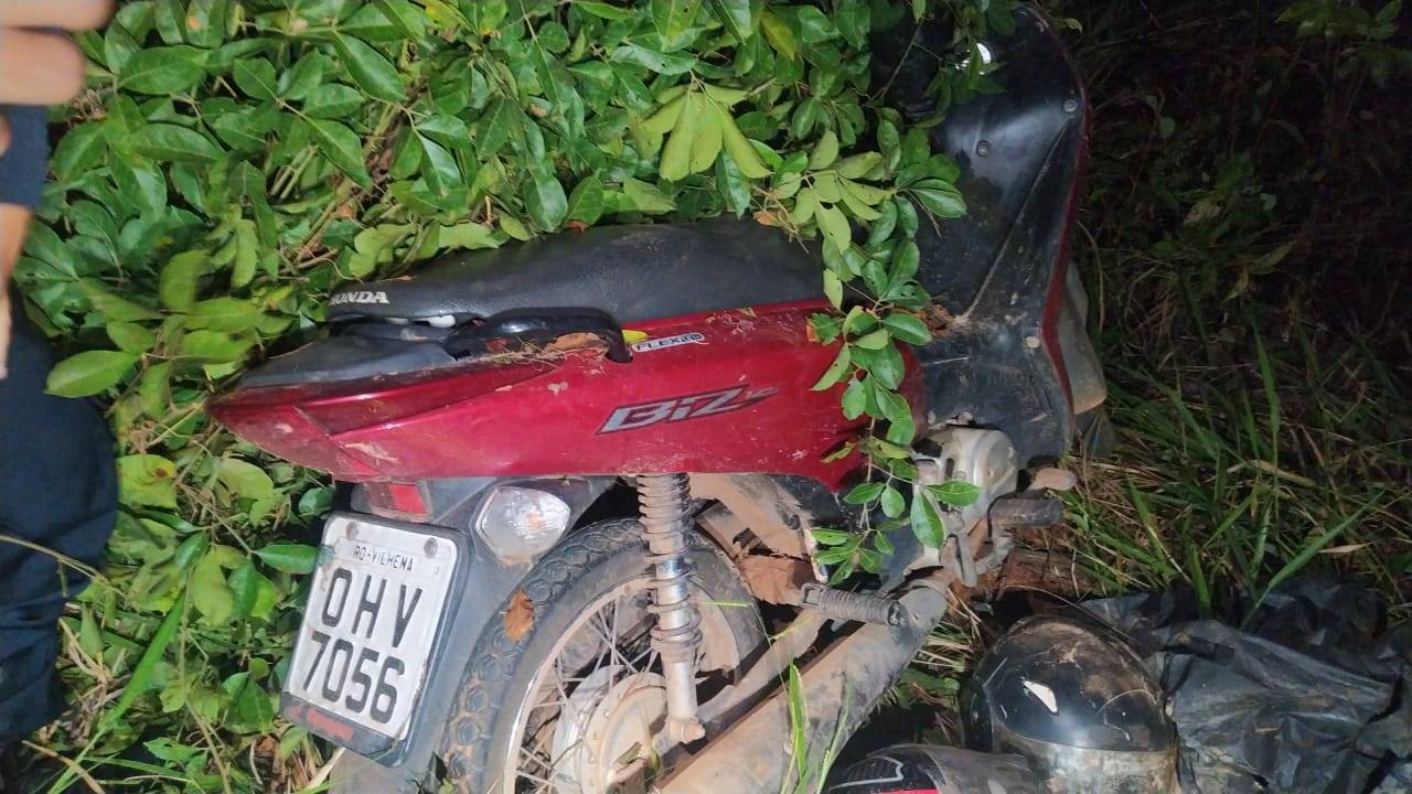 Denúncia anônima leva Polícia Militar de Vilhena a encontrar motoneta roubada escondida em matagal