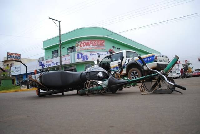 Acidente inusitado no centro da cidade: moto x bicicleta