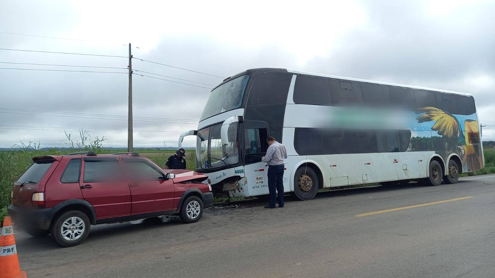 Acidente envolvendo ônibus da Eucatur e carro de passeio na BR 364 deixa um homem morto no local