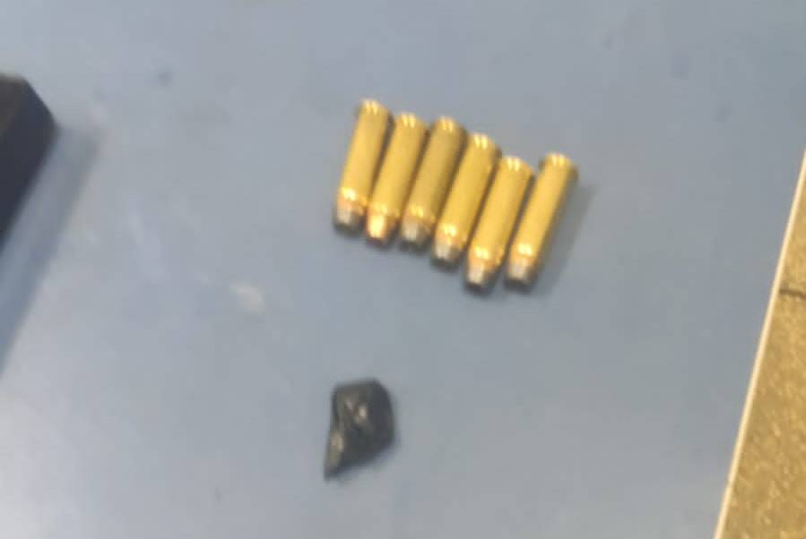 Encontrado com droga e munições, homem de 43 anos esfaqueado várias vezes diz que material era “para defesa”