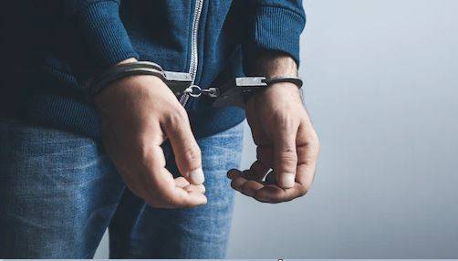 Polícia Militar é acionada e prende rapaz de 25 anos, acusado de agredir a própria mãe de 46, em Vilhena