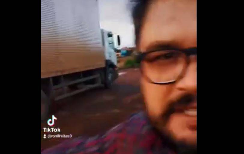 ASSISTA: radialista grava vídeo mostrando “calamidade” na BR 364 em Rondônia e pede “socorro” a Bolsonaro