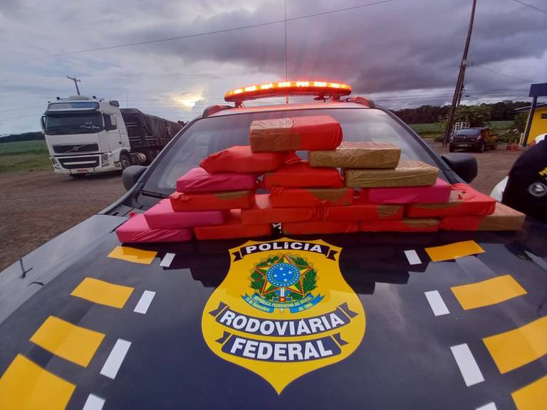 PRF de Vilhena prende rapaz de 25 anos com mais de 18 kg de pasta-base de cocaína; droga iria de Pimenta Bueno para Juína (MT)