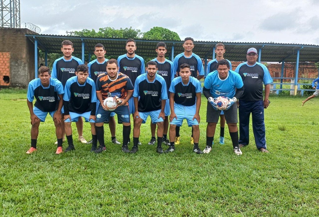 Sicoob Credisul entrega material esportivo para alunos do projeto “Renascendo pelo Esporte”, em Vilhena