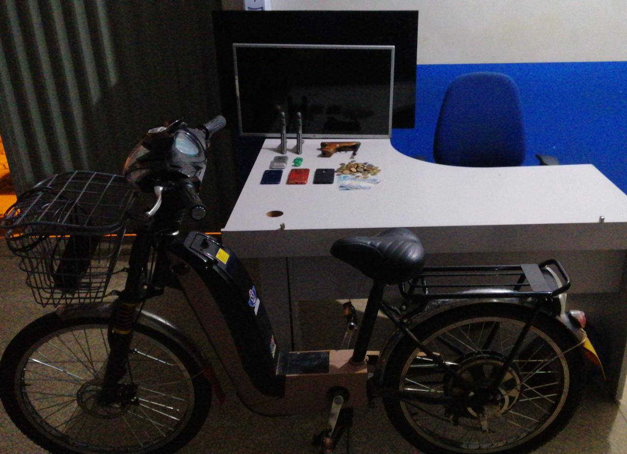 Denúncia leva PM a estourar “boca” e recuperar objetos furtados; bicicleta elétrica de idosa foi encontrada no local