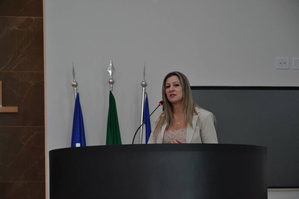 Durante sessão da Câmara, vereadora esculhamba prefeito, chama PCCs de “vergonhoso” e diz que cidade está “um caos”