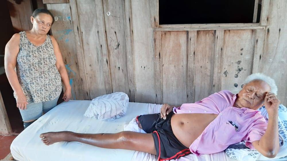 Aos 88 anos, com perna amputada e sem poder sair de casa, pioneiro de Chupinguaia pede ajuda à prefeitura