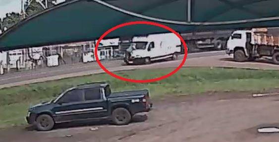 ASSISTA VÍDEO: ambulância da prefeitura de Colorado do Oeste atropela homem que tentava atravessar a BR 364