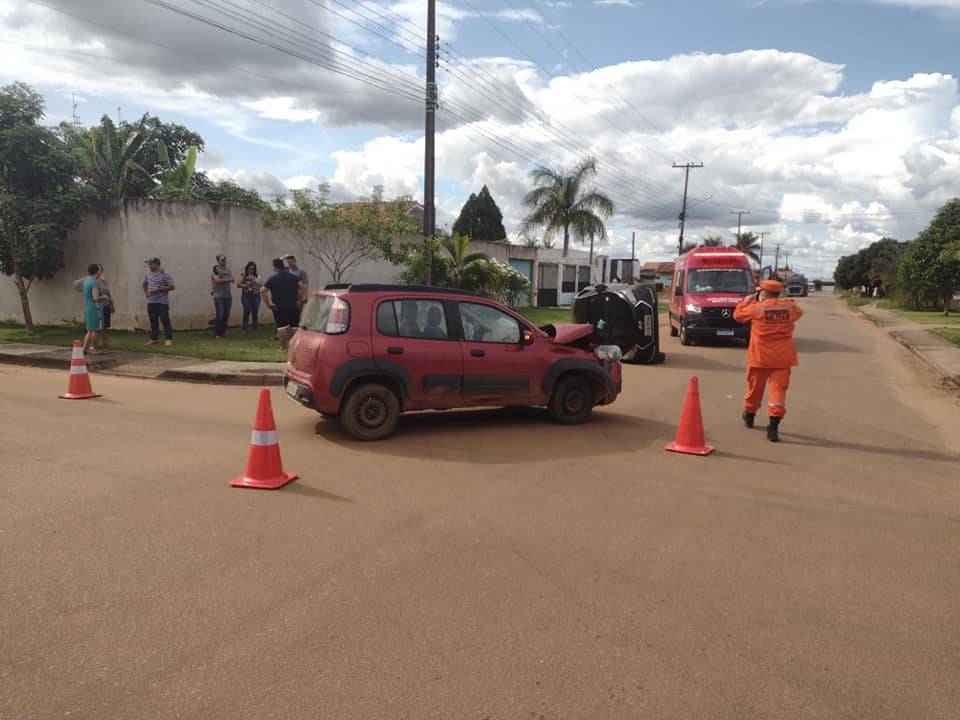 Carro de aplicativo com mulher de 27 anos a bordo capota no meio da rua após acidente em cruzamento