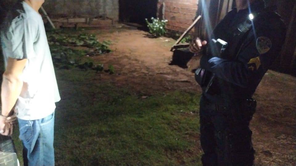 Além de ameaçar mulheres com facão, homem ofende vizinhas, dizendo que iria matá-las por serem “gordas e vagabundas”