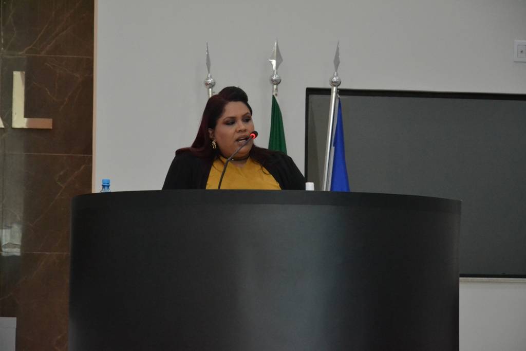 Em sessão tensa, vereadores pressionam secretária de Saúde de Vilhena citando obras que não acabam e “médicos caroneiros”